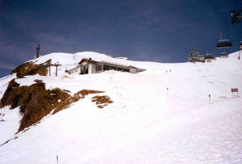 Blick vom unteren Startplatz auf die Bergstation mit Terrasse, am Sendemast ist der obere Startplatz