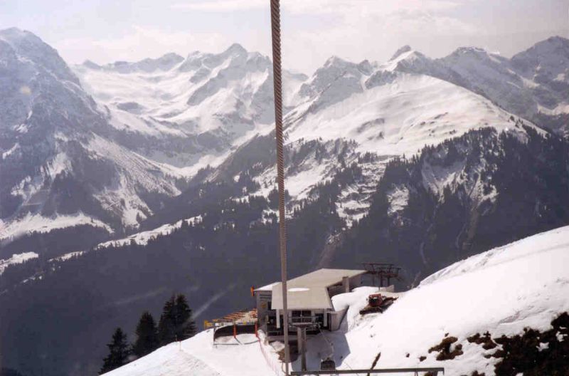 Die Mittelstation der Diedamskopf Bahn, unterhalb ist ein inoffizieller Startplatz