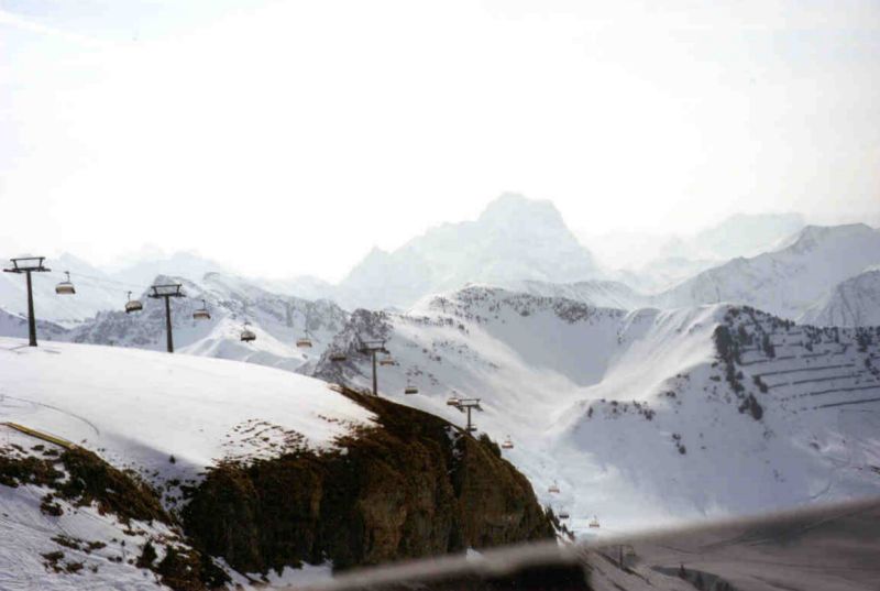 Blick auf die Bergwelt am Gipfel, ganz links ein Stück der Drachenflieger Rampe